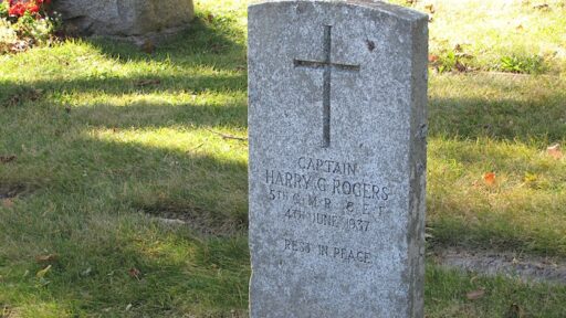 an image of a soldiers tombstone